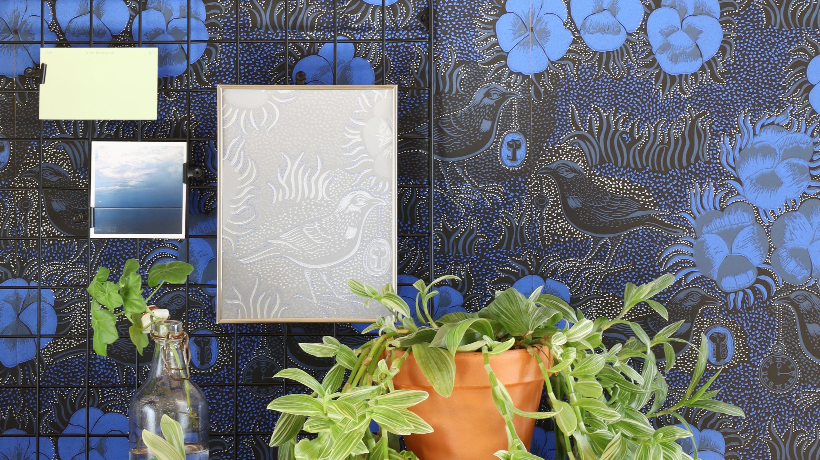 Klassikot syntyvät rohkeudesta – tutustu Kiurujen yö -tapetin tarinaan & nappaa oma rullasi