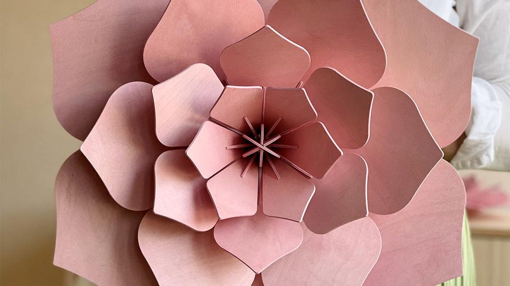 Minkä värisen sisustuskukan valitsisit seinällesi? Kurkkaa 3 ideaa erilaisiin yhdistelmiin