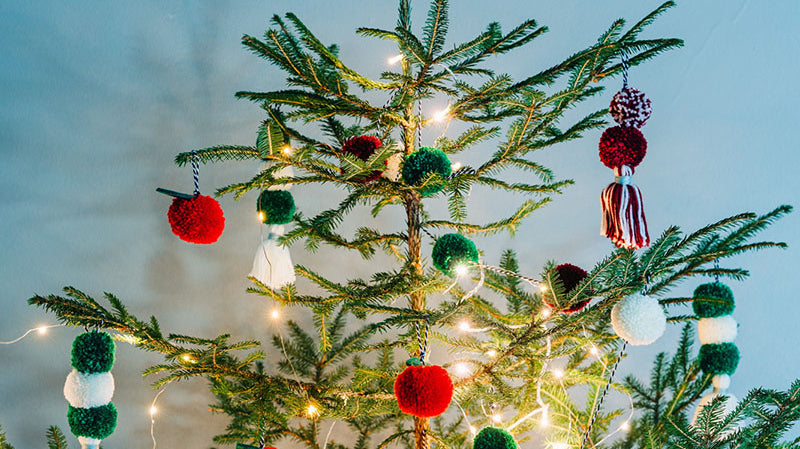 Jouluisten pompom-koristeiden tekeminen sujuu kaikenikäisiltä! Välineet ja ohjeet saat kätevästä tarvikepaketista