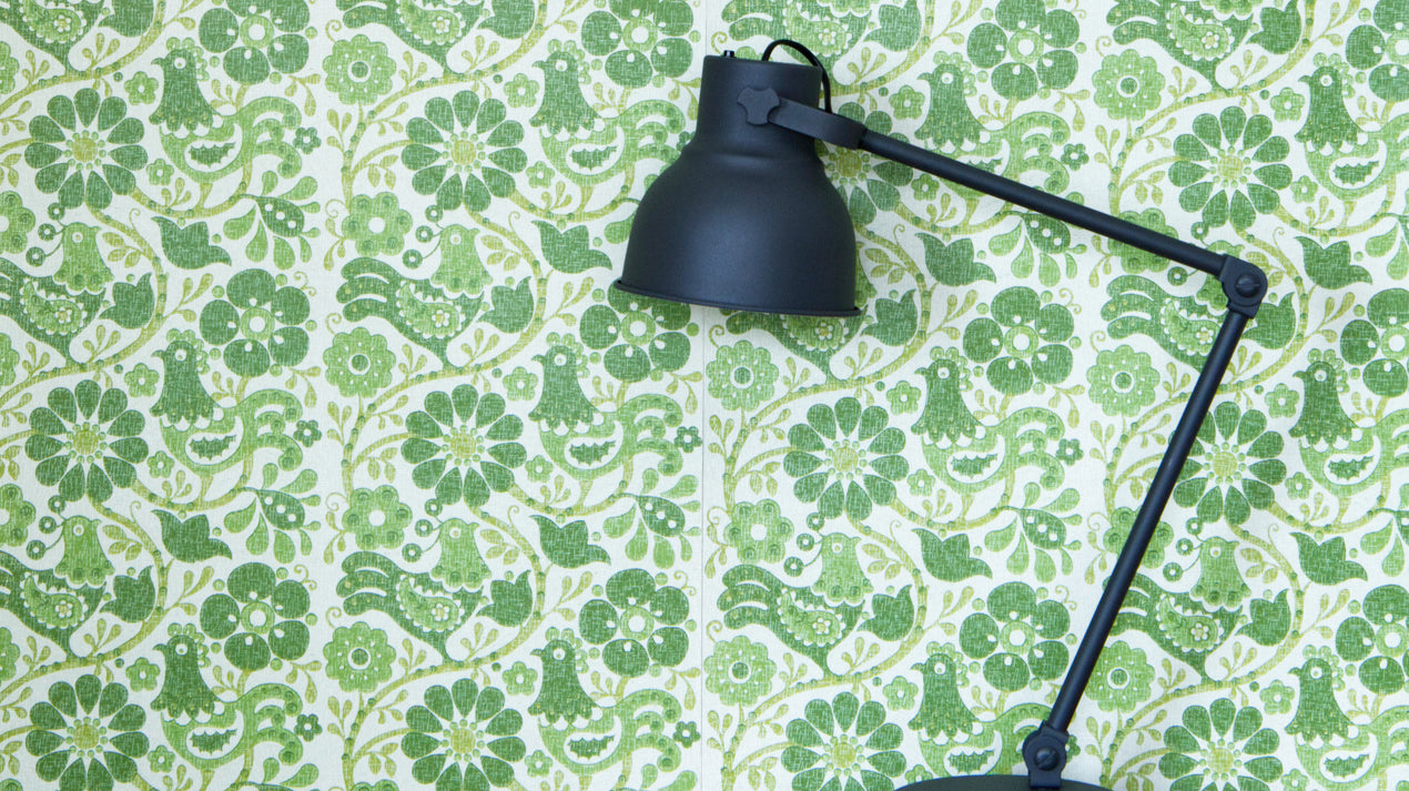 Romanttisia ruusuja & värikkäitä retrokuvioita! Valitsimme 6 tapettia, joilla luot ihanaa mummolatunnelmaa kotiin ja mökille