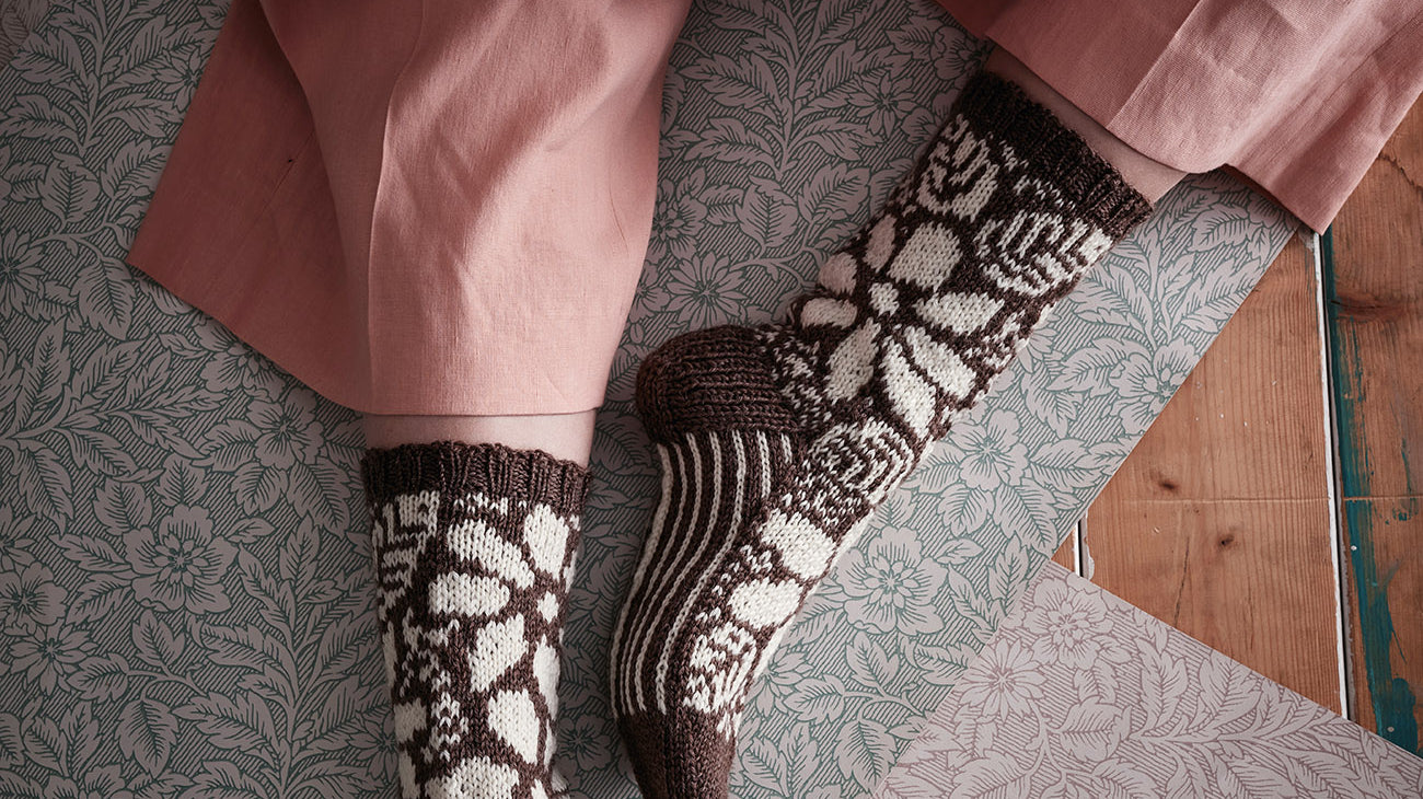 Kirsikkapuu & muut klassikkokuosit ihanissa neuleissa! Rakkaat kuviot -lehti sisältää 20 ohjetta, joiden inspiraationa ovat Pihlgren ja Ritolan tapetit