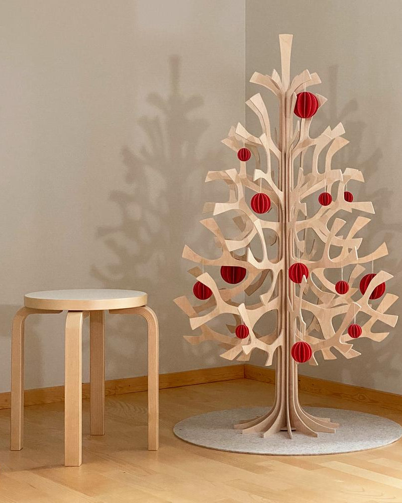 Lovi-kuusi 120cm koristeltuna kirkkaanpunaisilla Lovi-palloilla, koottavat puiset koristeet