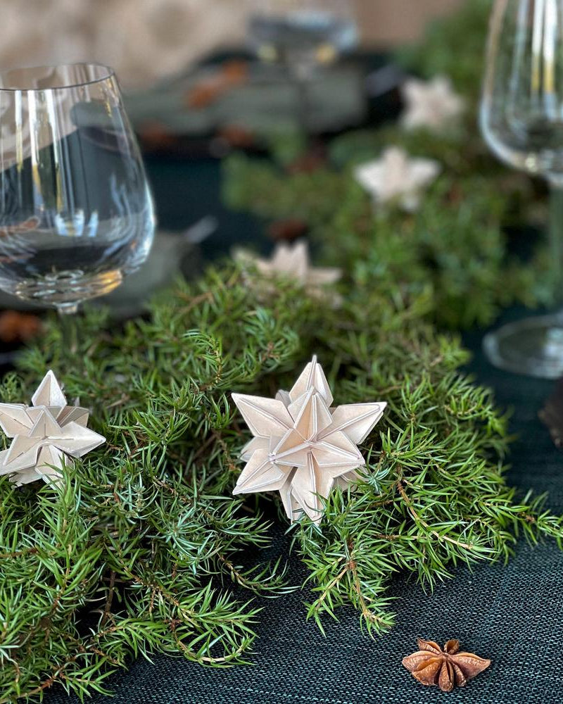 Lovi Stars 5cm/7cm, natural wood on Christmas table setting