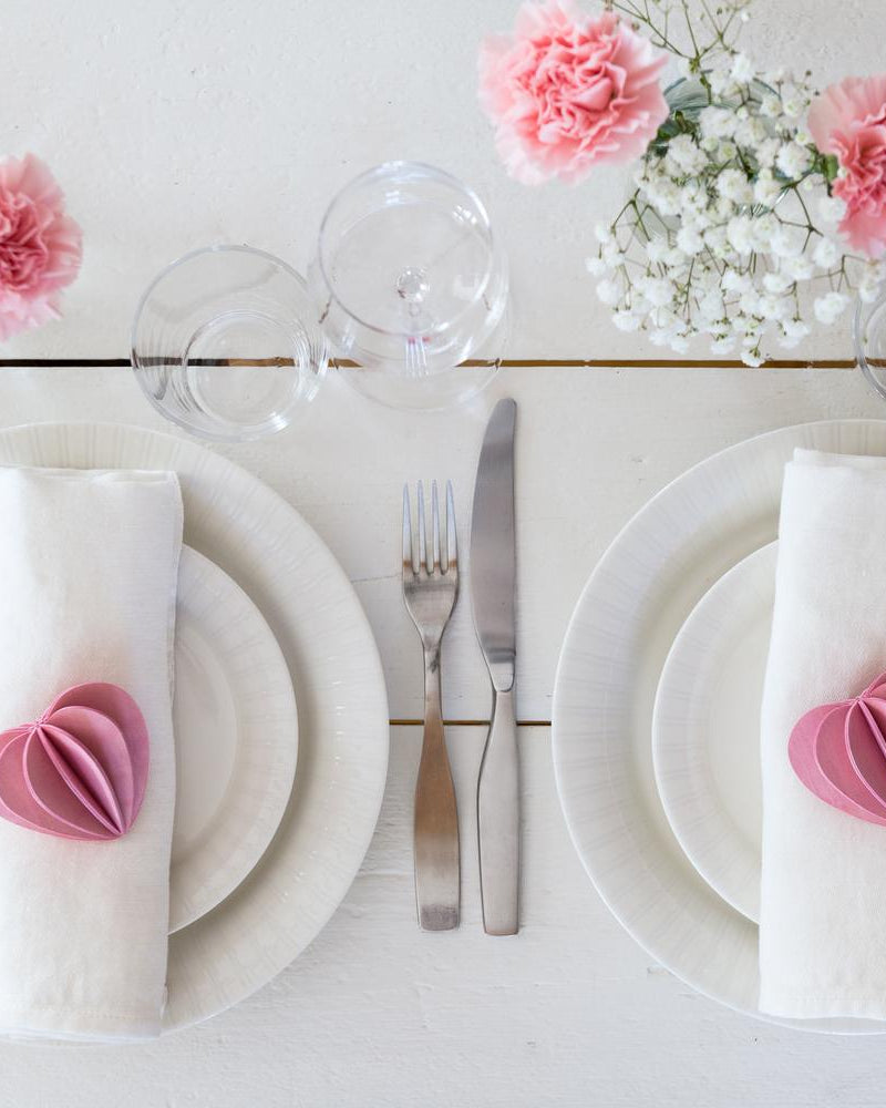 Lovi-sydämet, vaaleanpunainen, osana hääkattausta, koottavat puiset koristeet