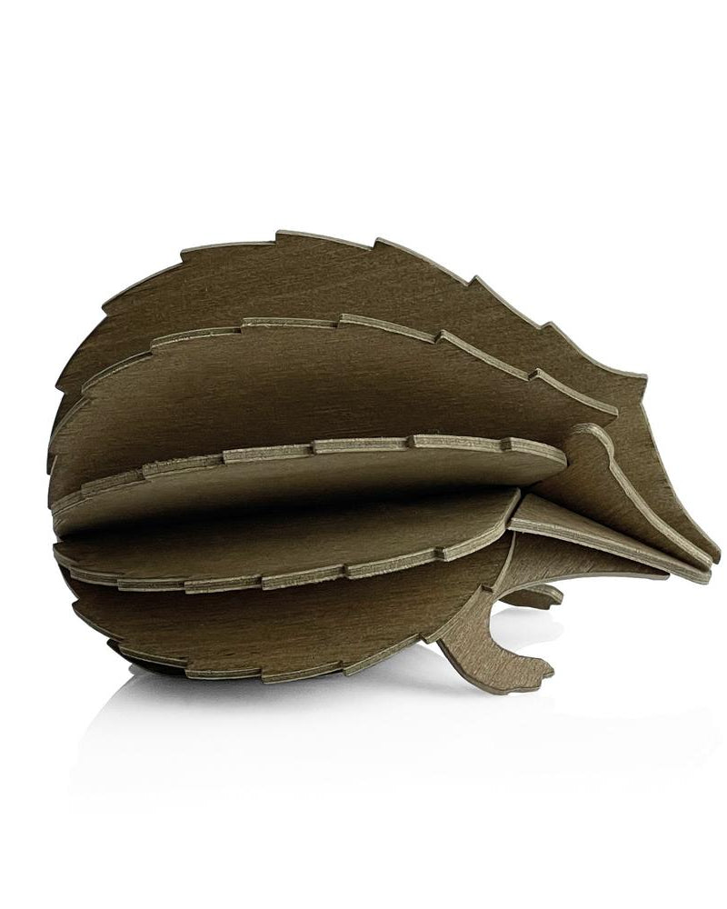 Puinen siilikoriste Lovilta, ruskea