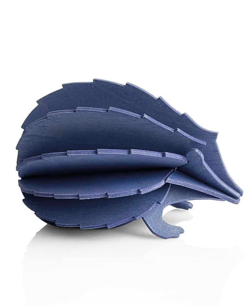 Puinen siilikoriste Lovilta, laventelinsininen