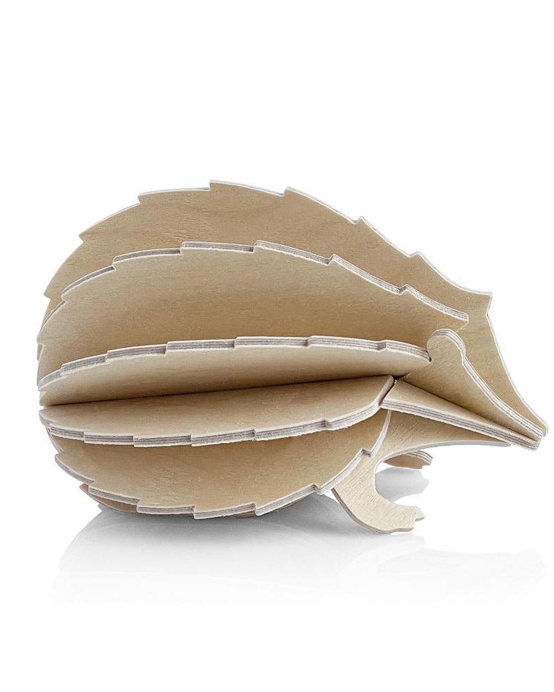 Puinen siilikoriste Lovilta, puunvärinen