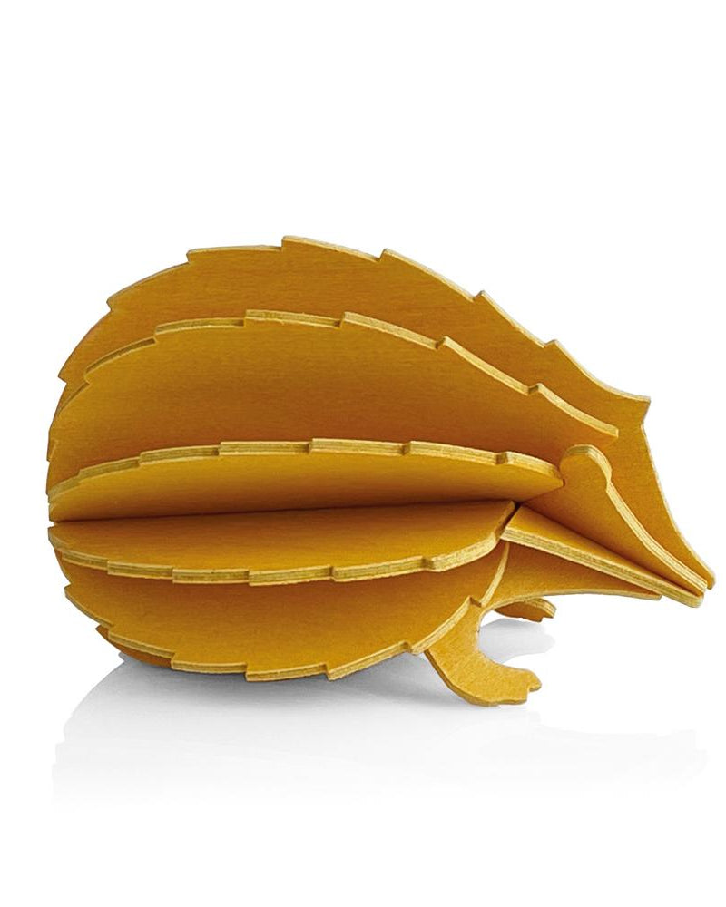 Puinen siilikoriste Lovilta, lämminkeltainen