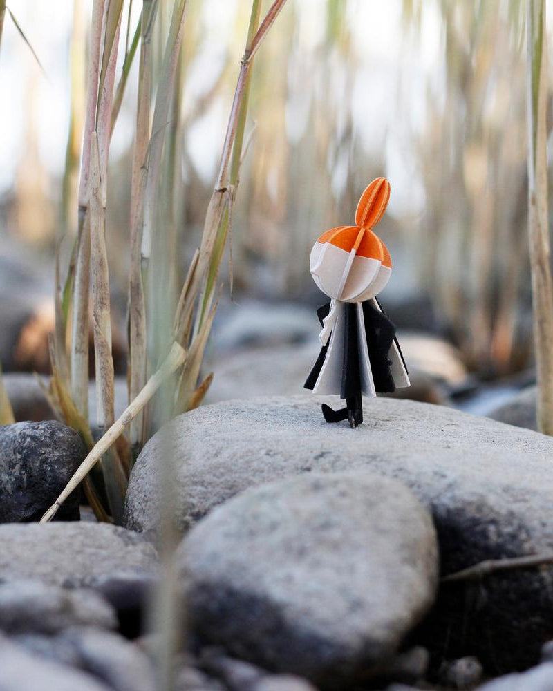 Pikku Myy kivellä, koottava puinen Lovi-hahmo,