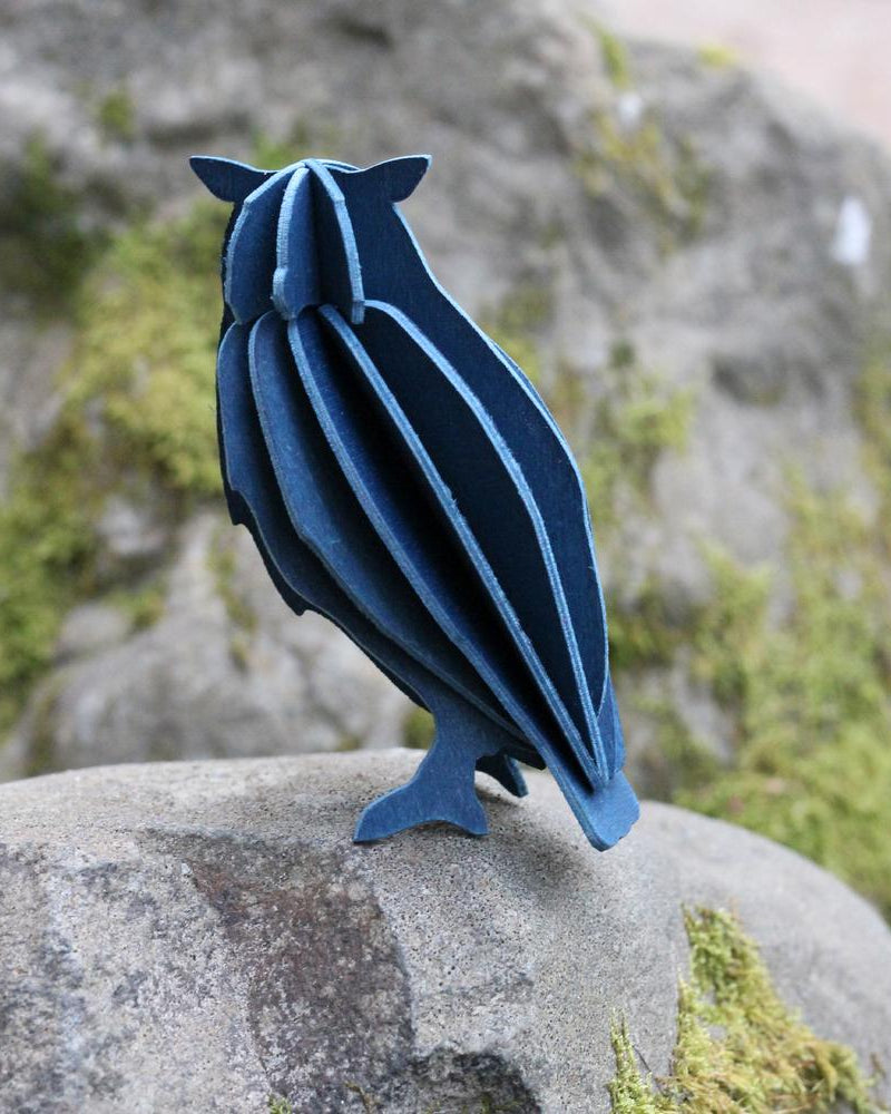 Lovi-pöllö, tummansininen, istuu kivellä, koottava puinen hahmo