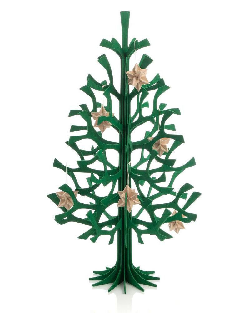 Lovi-kuusi 50cm, tummanvihreä, koristeltuna puunvärisillä 5cm Lovi-tähdillä