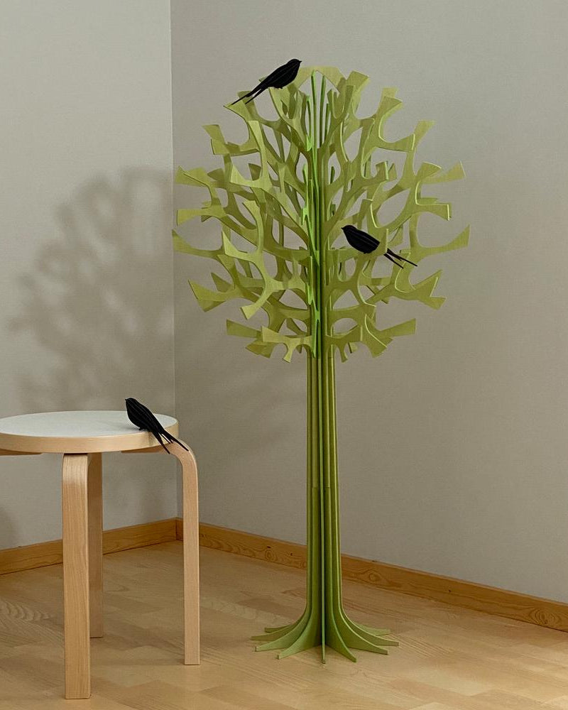 Lovi-puu 108cm, haaleanvihreä, Lovi Pääskyjä oksillaan, kotimaisesta koivuvanerista valmistettu, koottava puu