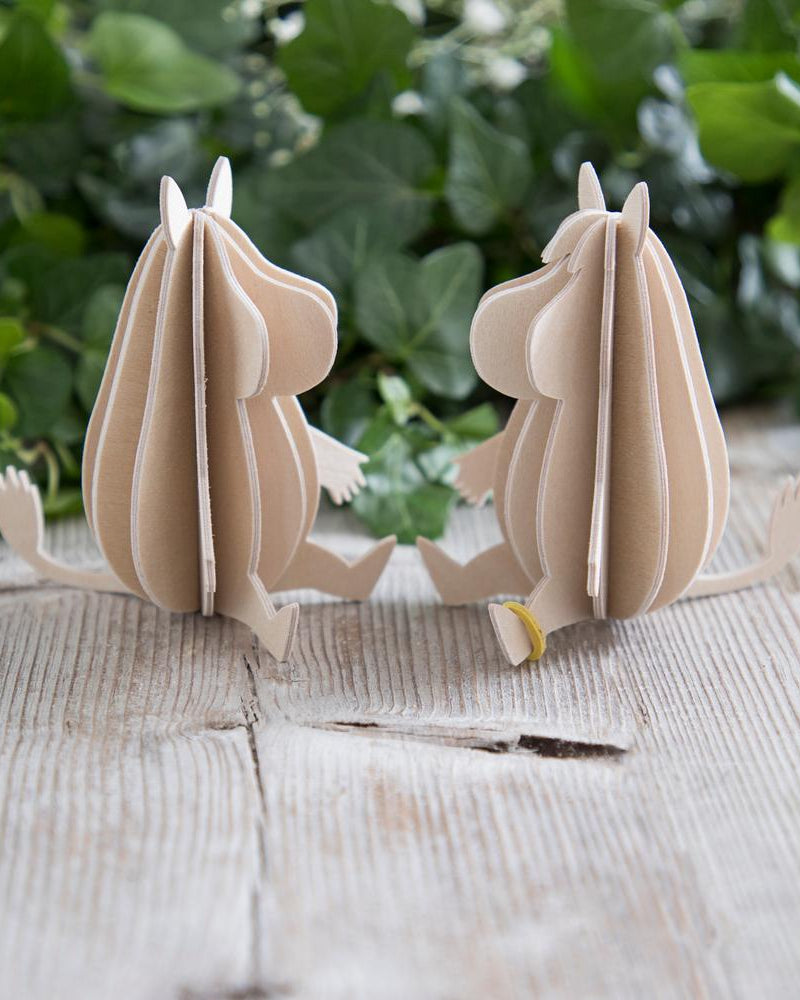 Muumipeikko ja Niiskuneiti puutarhassa, koottavat puiset Lovi-hahmot