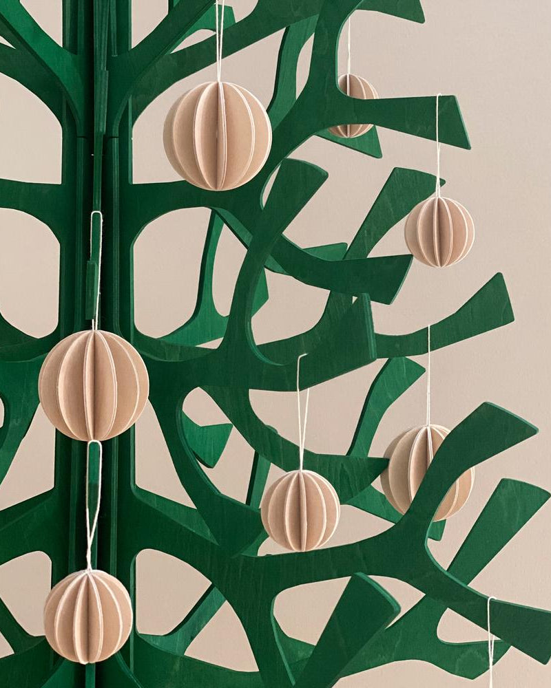 Alkuperäiset Lovi-pallot Lovi-kuusen oksilla, useita kokoja, koottavat puiset koristeet