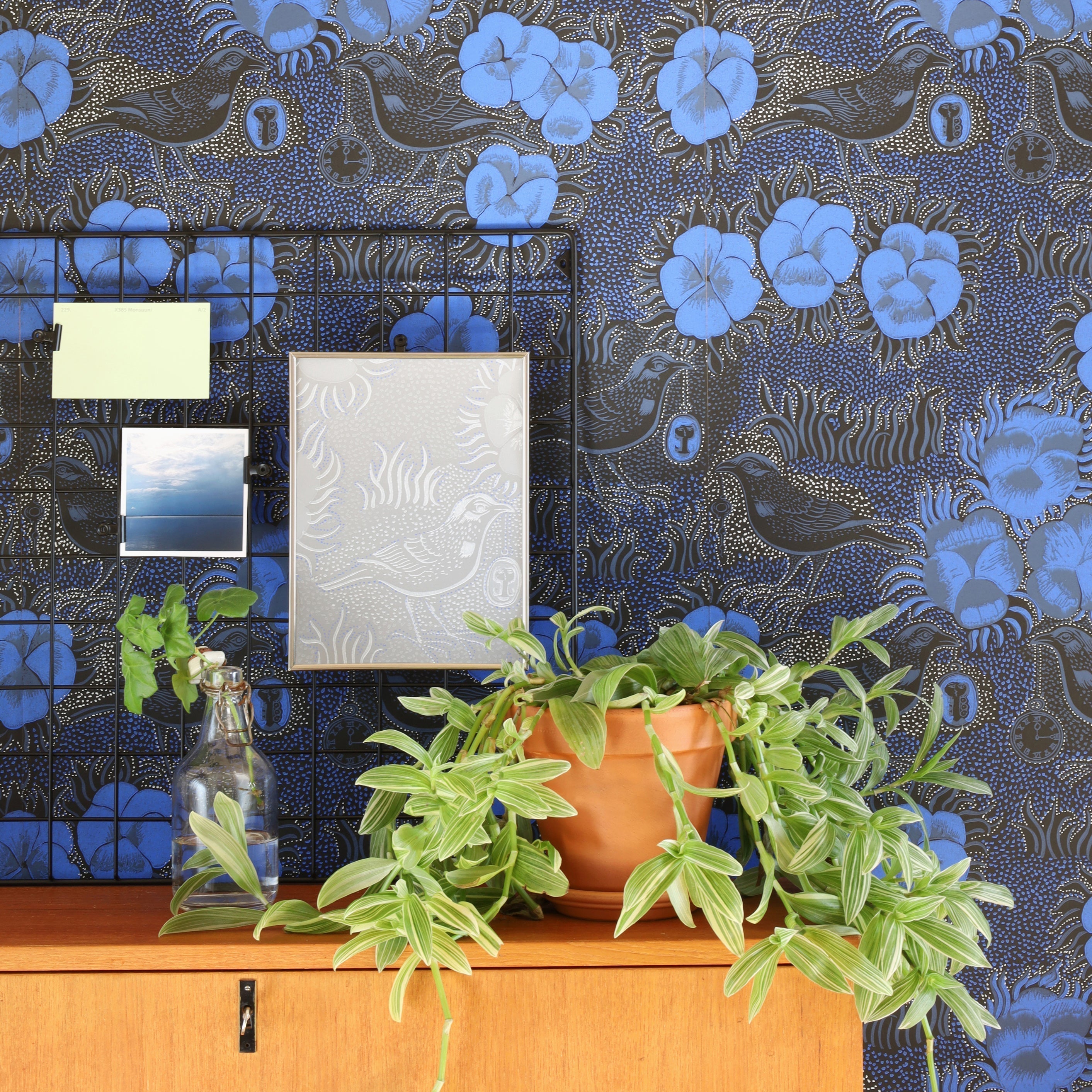 Klassikot syntyvät rohkeudesta – tutustu Kiurujen yö -tapetin tarinaan & nappaa oma rullasi