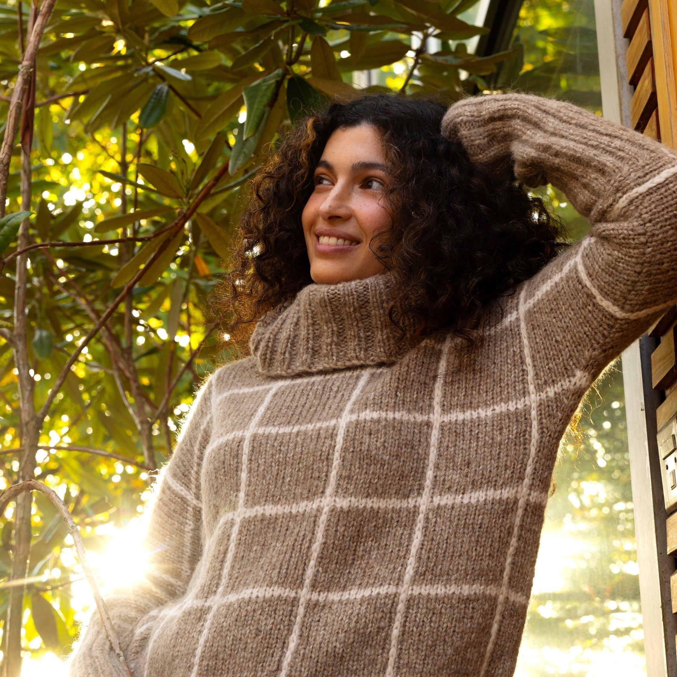 Täydellisesti istuva neuletakki ja 2 muuta neulegurun suosikkiohjetta Rakkaat kuviot & Vuokko -lehdessä