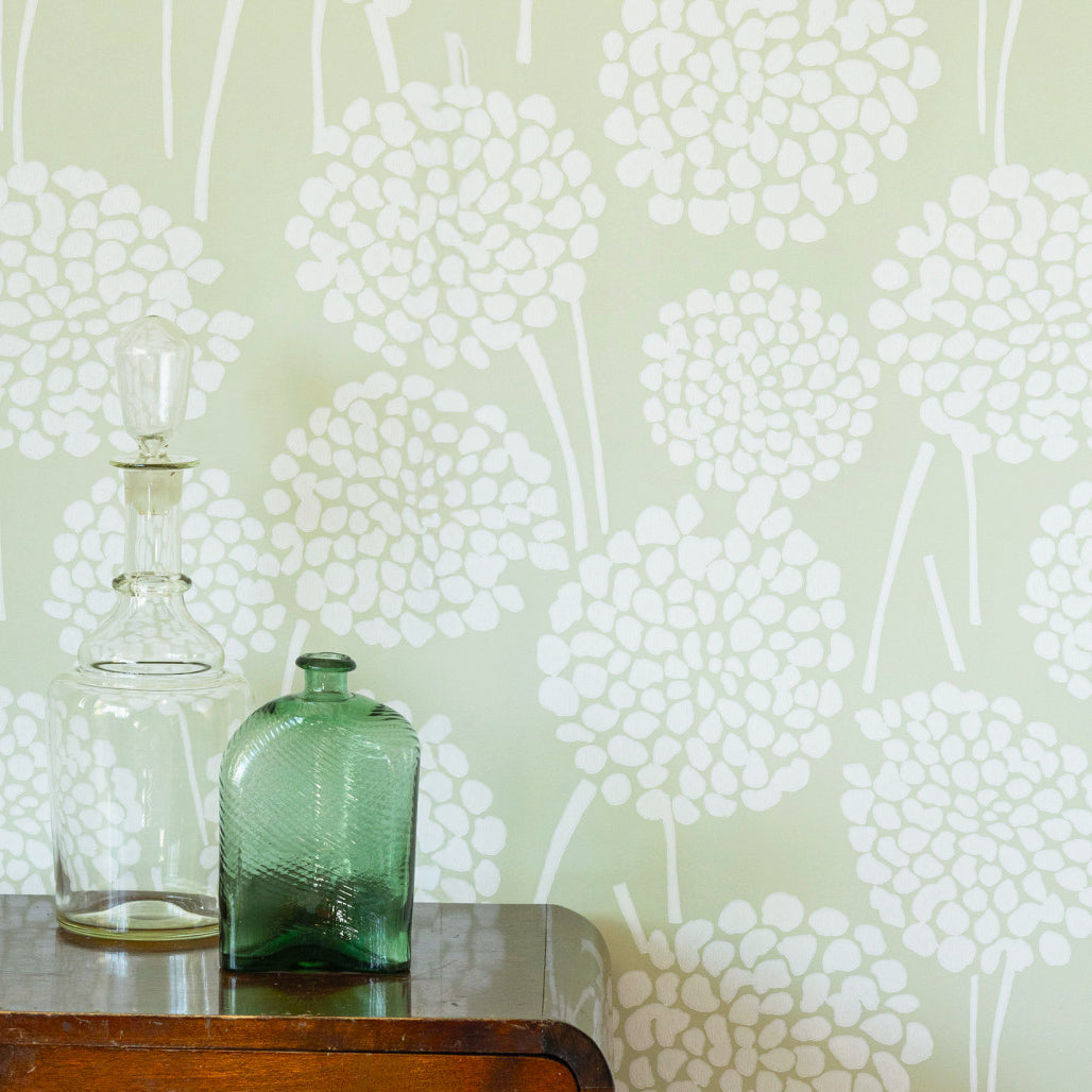 Tapettitehtaan uutuus on oodi optimismille – tutustu suloisiin Daalioihin