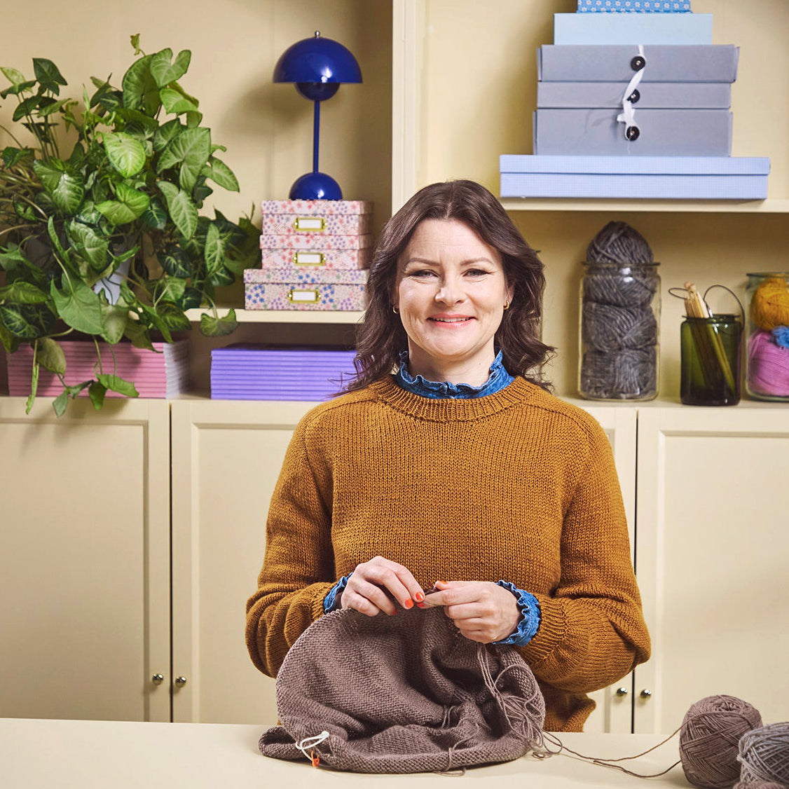 Mikä on villapaidan neulomisessa vaikeinta? Kysyimme Meiju Kalliolta, mitä neulekurssilla oikeasti opitaan