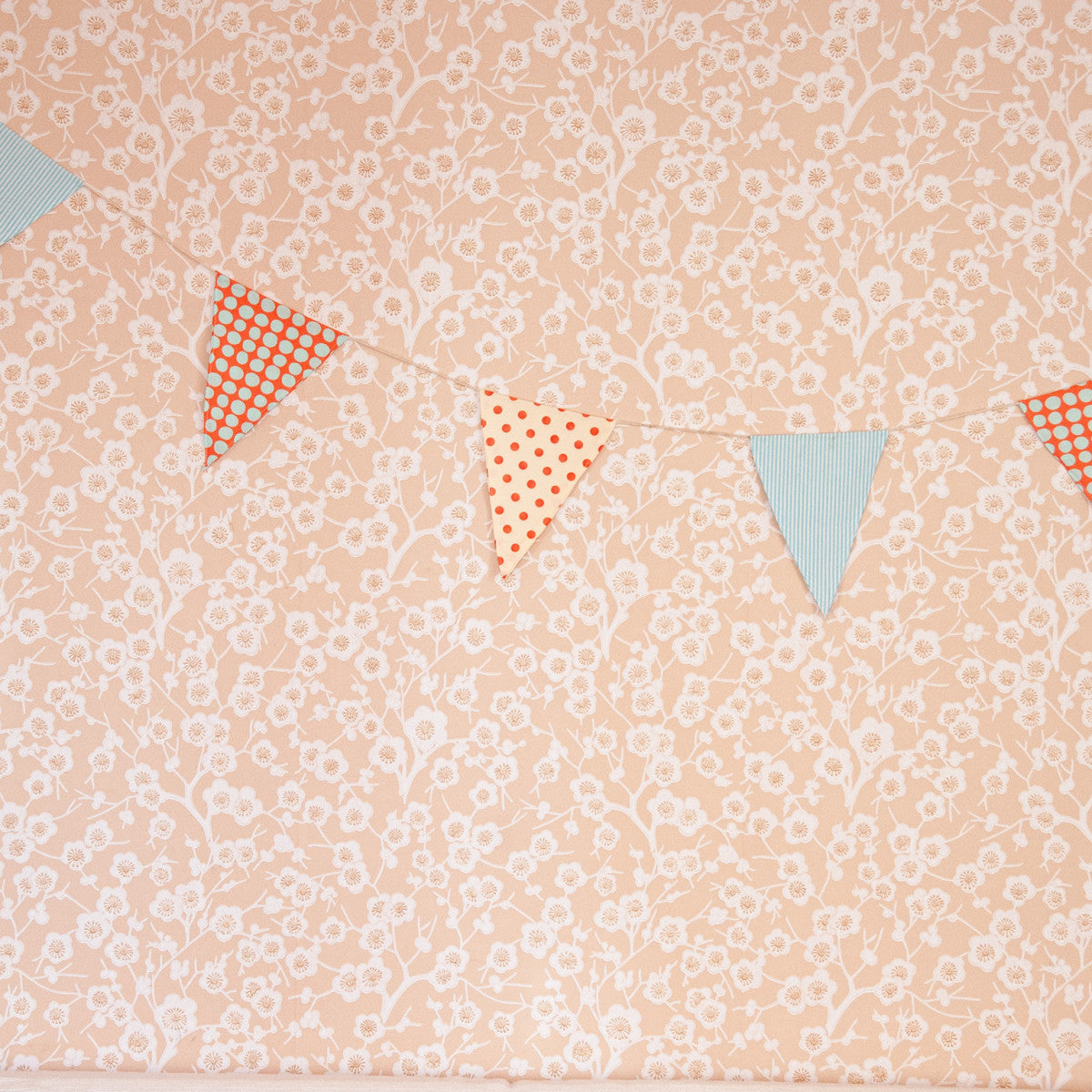 Oletko rohkea sisustaja? Kurkkaa 5 tapettia, jotka sopivat kotiisi täydellisesti