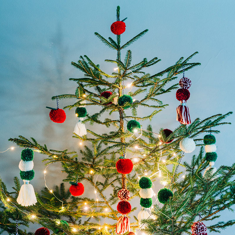 Jouluisten pompom-koristeiden tekeminen sujuu kaikenikäisiltä! Välineet ja ohjeet saat kätevästä tarvikepaketista