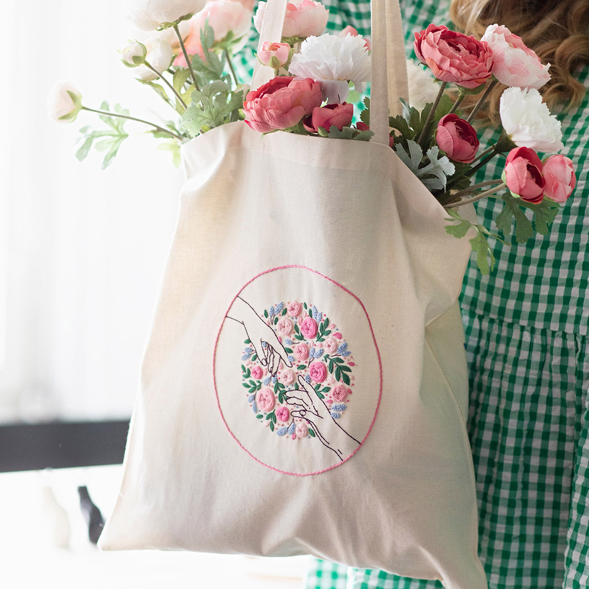 Kirjontatyö 2020-luvun malliin! Hullaannu käsityötekniikasta ja loihdi hurmaava kangaskassi