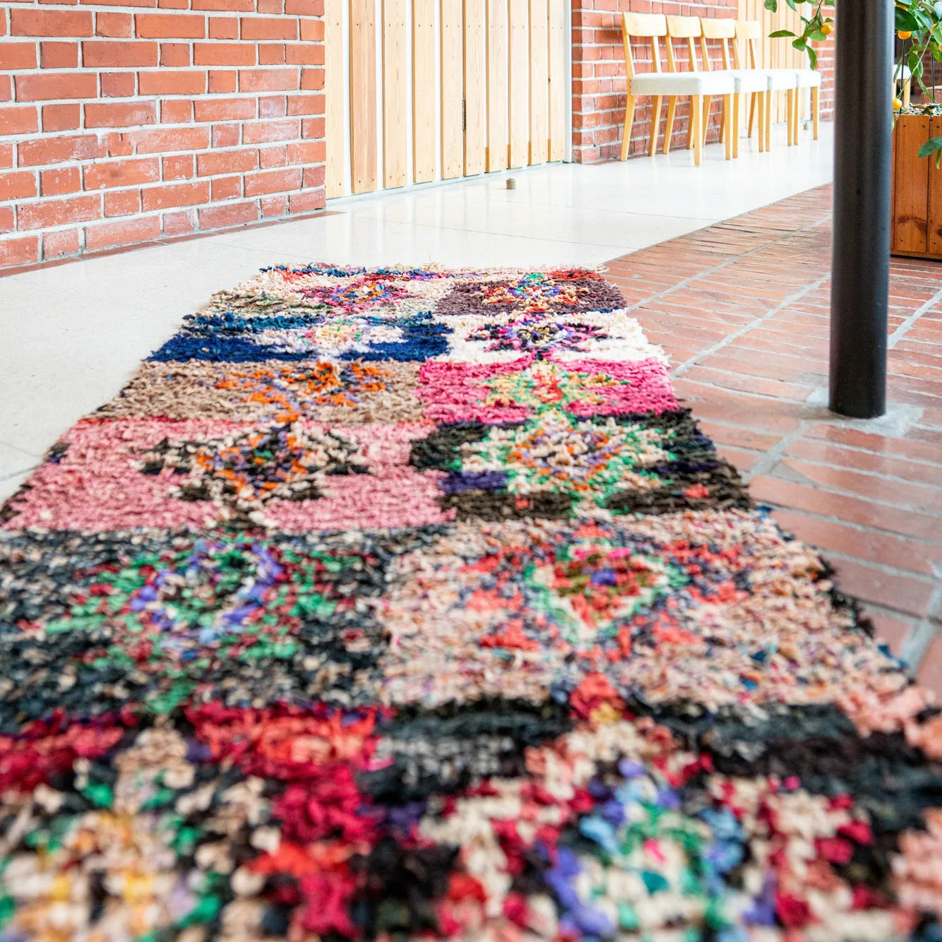 Käytävänkin voi sisustaa kauniiksi! Poimimme 3 aidosti uniikkia mattoa kapeaan tilaan