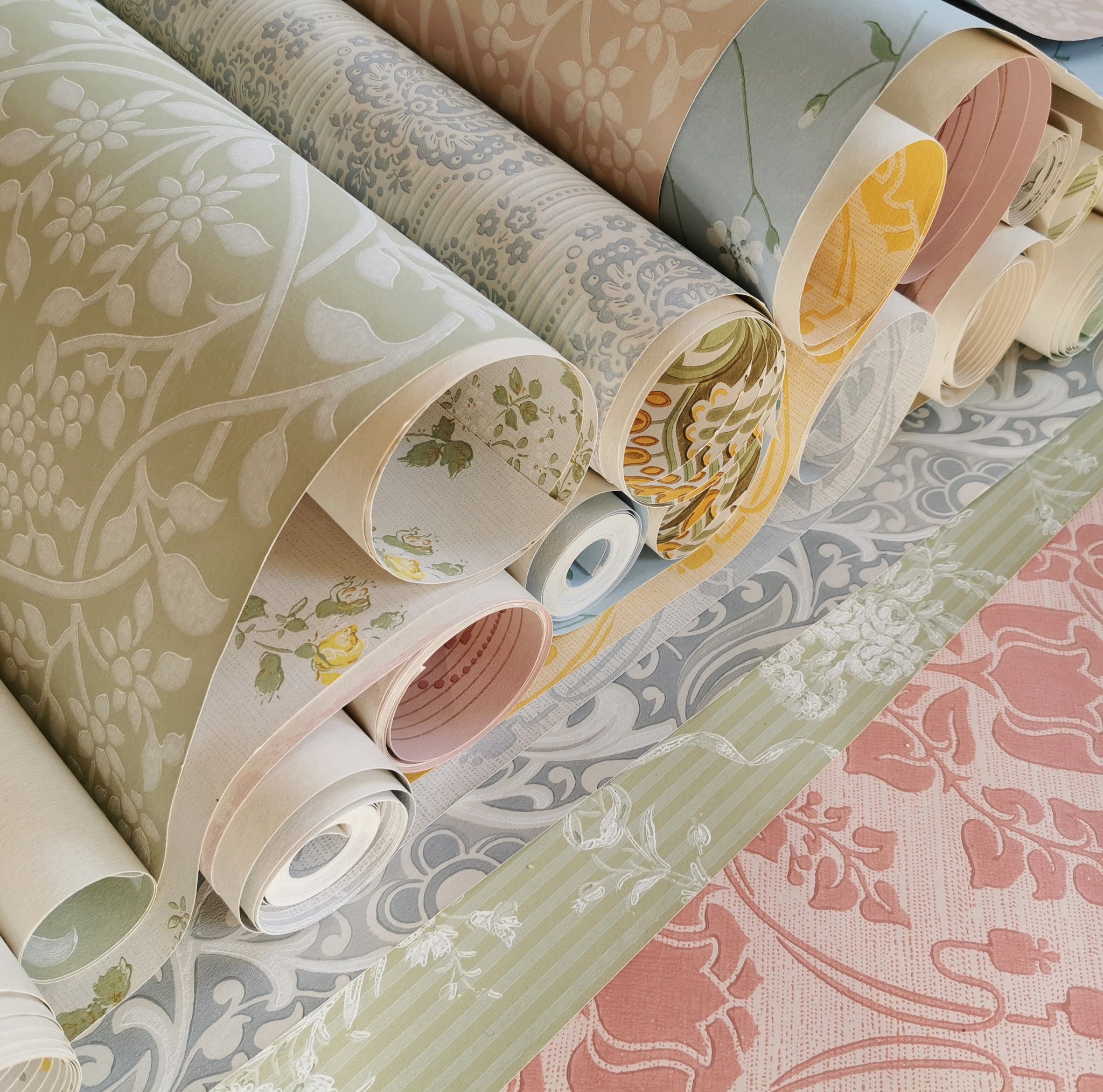 Makuuhuoneen tapetti x 3 – katso sisustustoimittaja Anna Aromaan valinnat, joilla luot makkariin levollista tunnelmaa