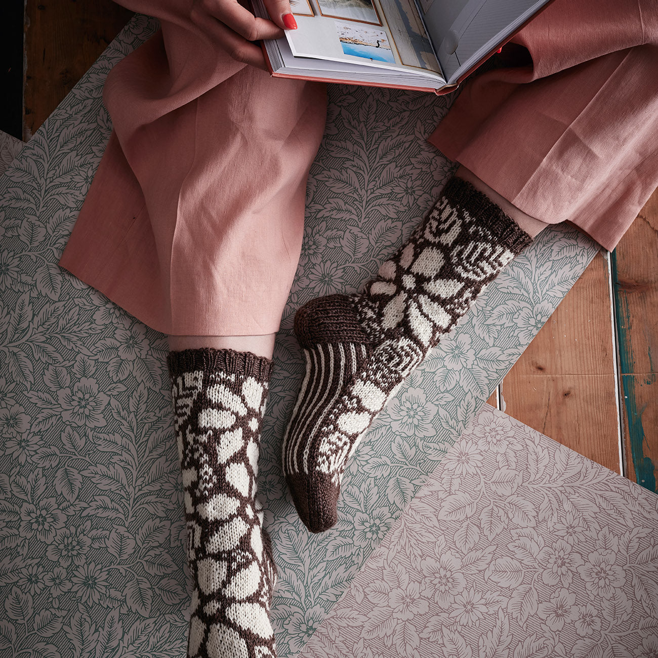 Kirsikkapuu & muut klassikkokuosit ihanissa neuleissa! Rakkaat kuviot -lehti sisältää 20 ohjetta, joiden inspiraationa ovat Pihlgren ja Ritolan tapetit