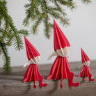 Lovi-tyttötontut pöydänreunalla, koottavat puiset hahmot